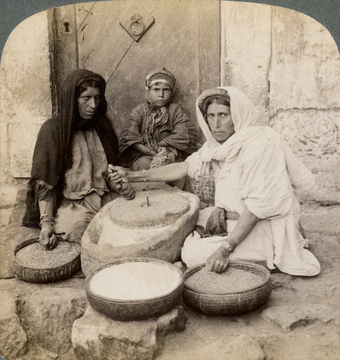 Kvinner som maler på bruket, Palestina, 1900. av Underwood and Underwood