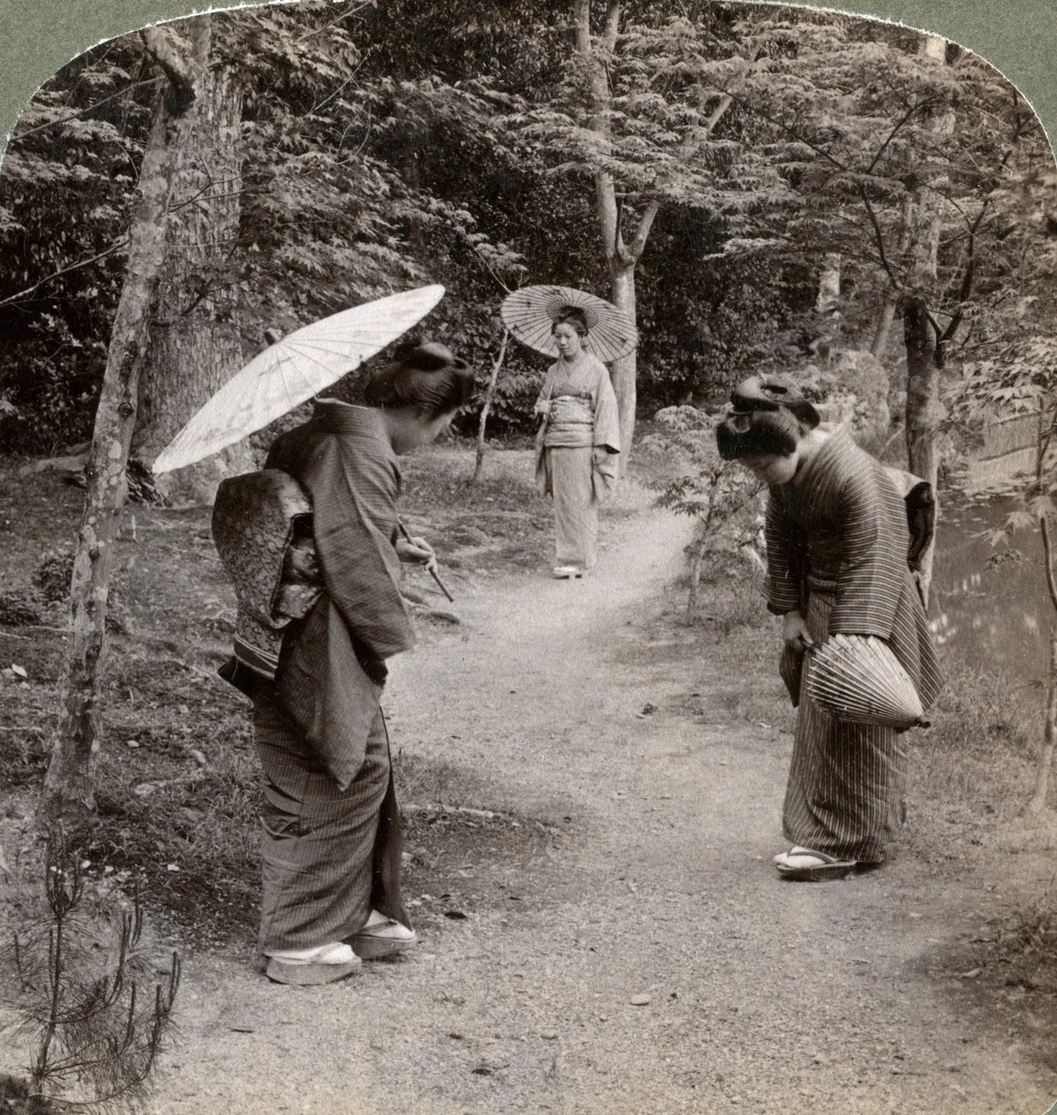 Kvinner i Kinkaku-ji-tempelhagen, Kyoto, Japan, 1904. av Underwood and Underwood