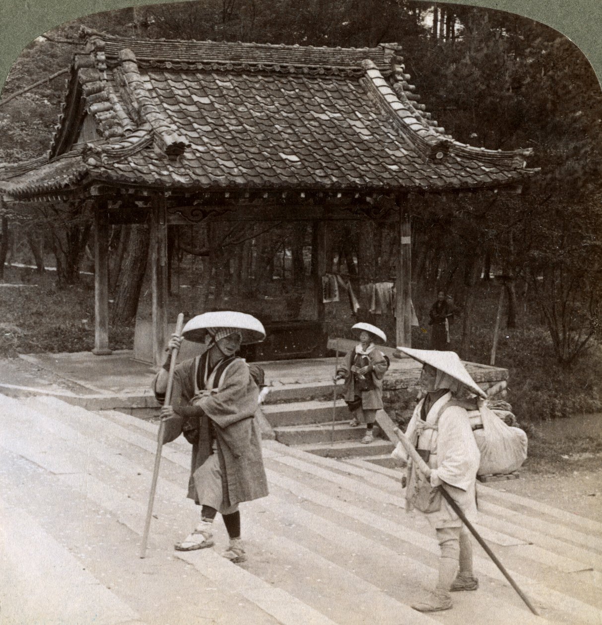 Women pilgrims on the steps of Omuro Gosho east, Kyoto, Japan, 1904 av Underwood and Underwood
