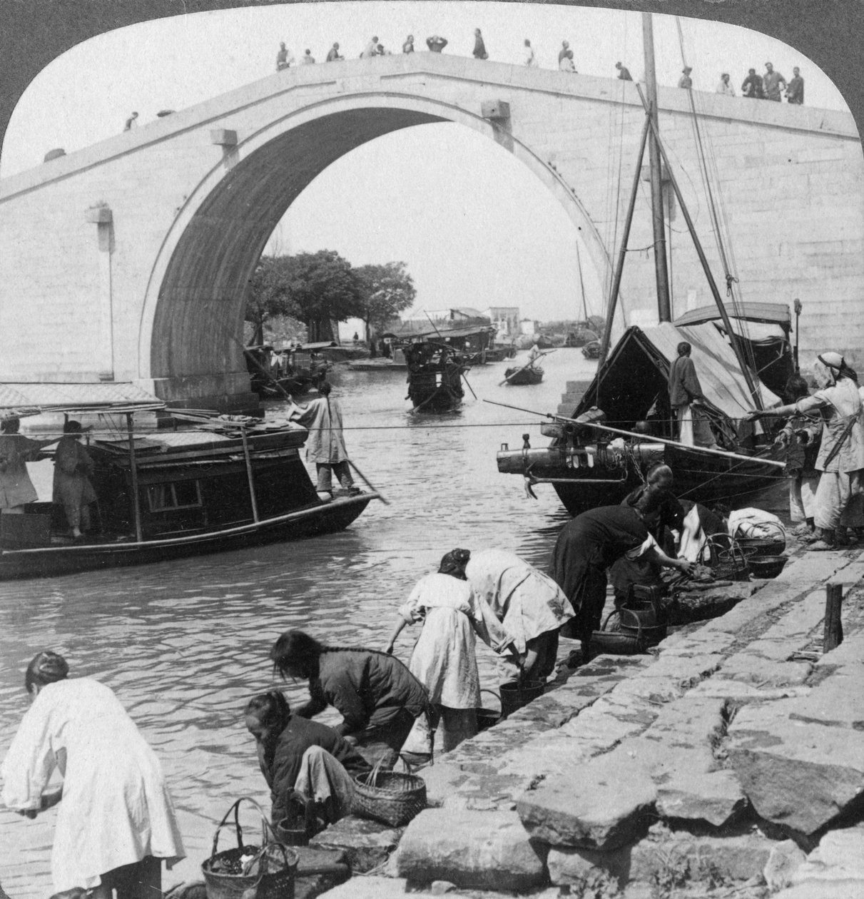 Woo Men Bridge og Grand Imperial Canal, Soo-chow Suzhou, Kina, 1900. av Underwood and Underwood