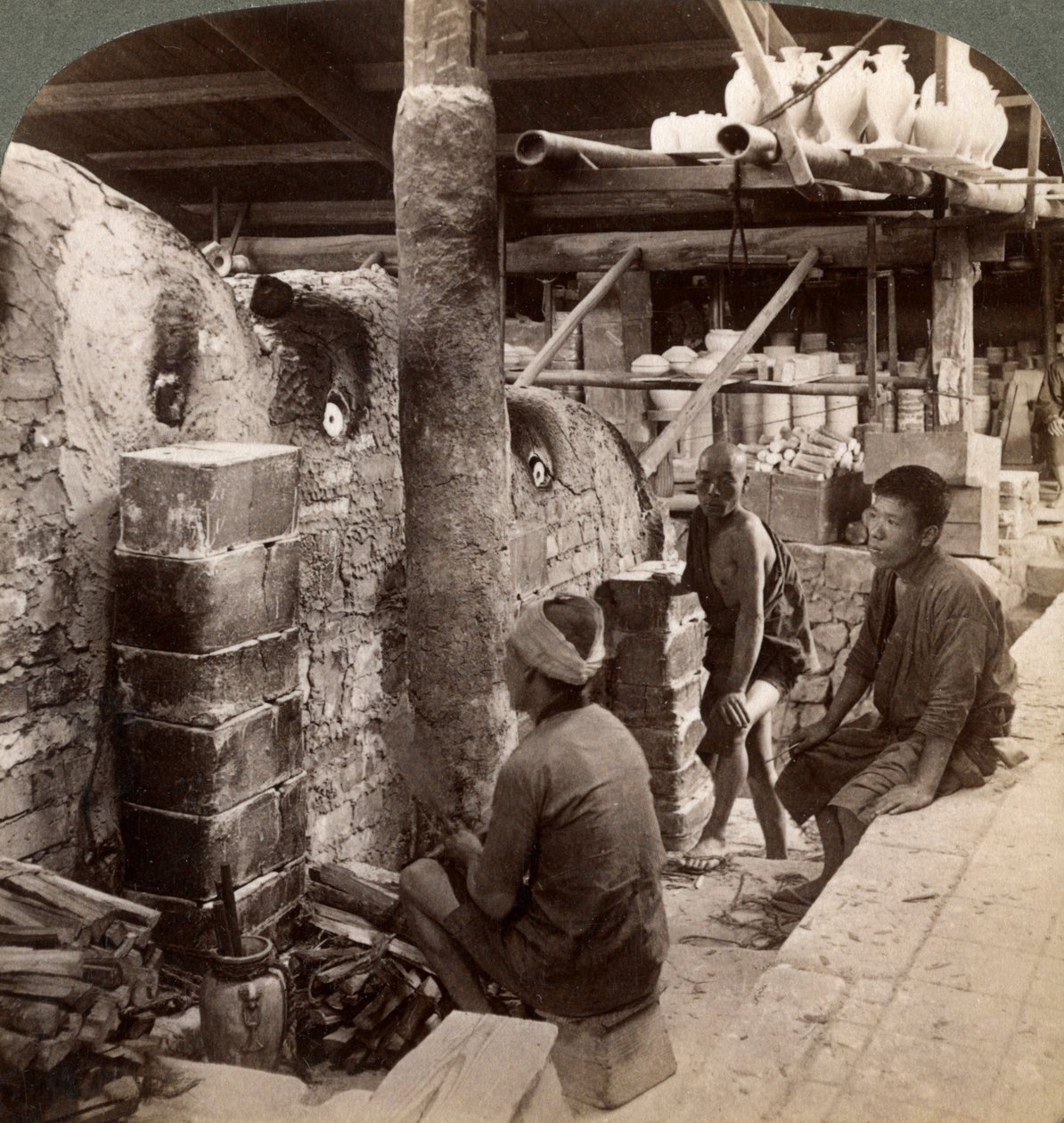Arbeidere ser på ovner fulle av Awata-porselen, Kinkosan-verkene, Kyoto, Japan, 1904 av Underwood and Underwood