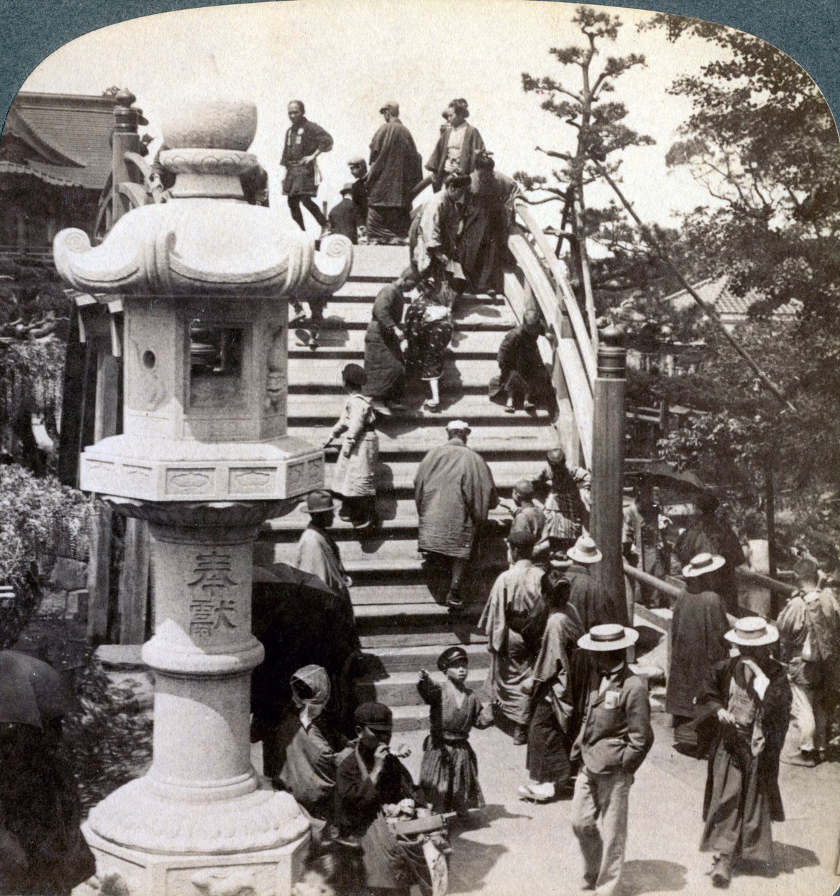 Tilbedere som krysser den halvsirkulære broen til Kameido-tempelet bortenfor, ser nordover, Tokyo, Japan, av Underwood and Underwood