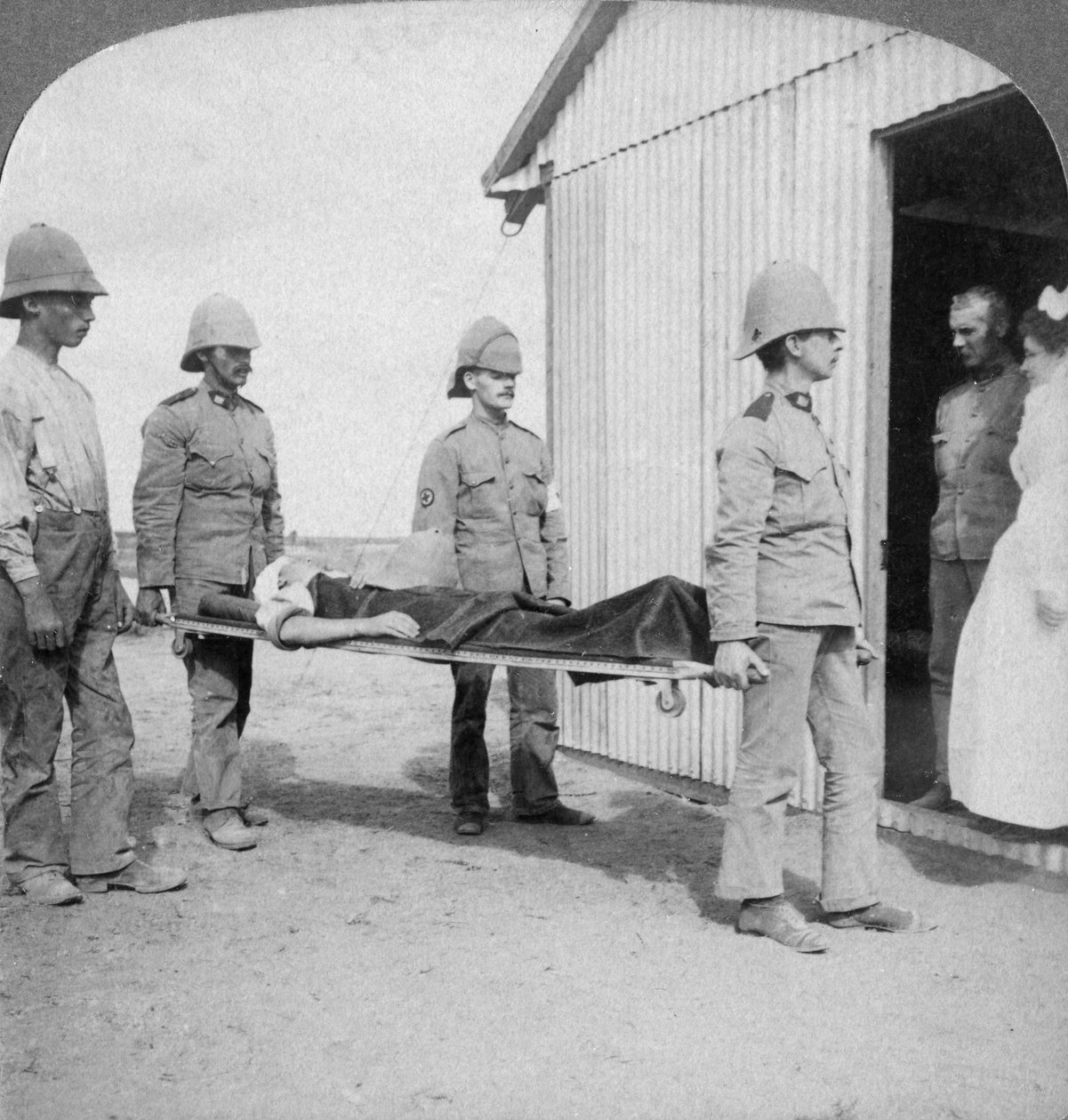 Såret fusilier etter at boers modige standpunkt nær Orange River, Sør-Afrika, Boer War, 1900 av Underwood and Underwood