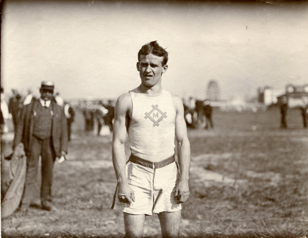 1904- Archie Hahn, Milwaukee Athletic Club, vinner av 100 meter dash av Unknown