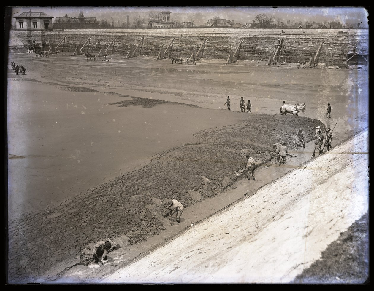 Rengjøring av setningsbassengene på Reservoir Park av Unknown