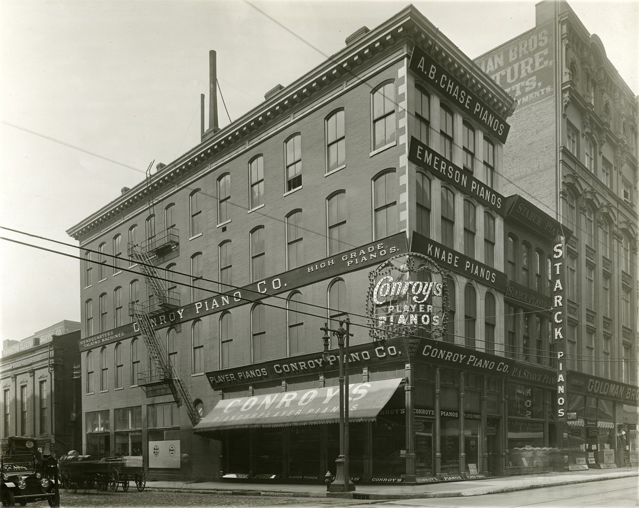 Conroy Piano Company, sørøst i hjørnet av ellevte og olivengater av Unknown
