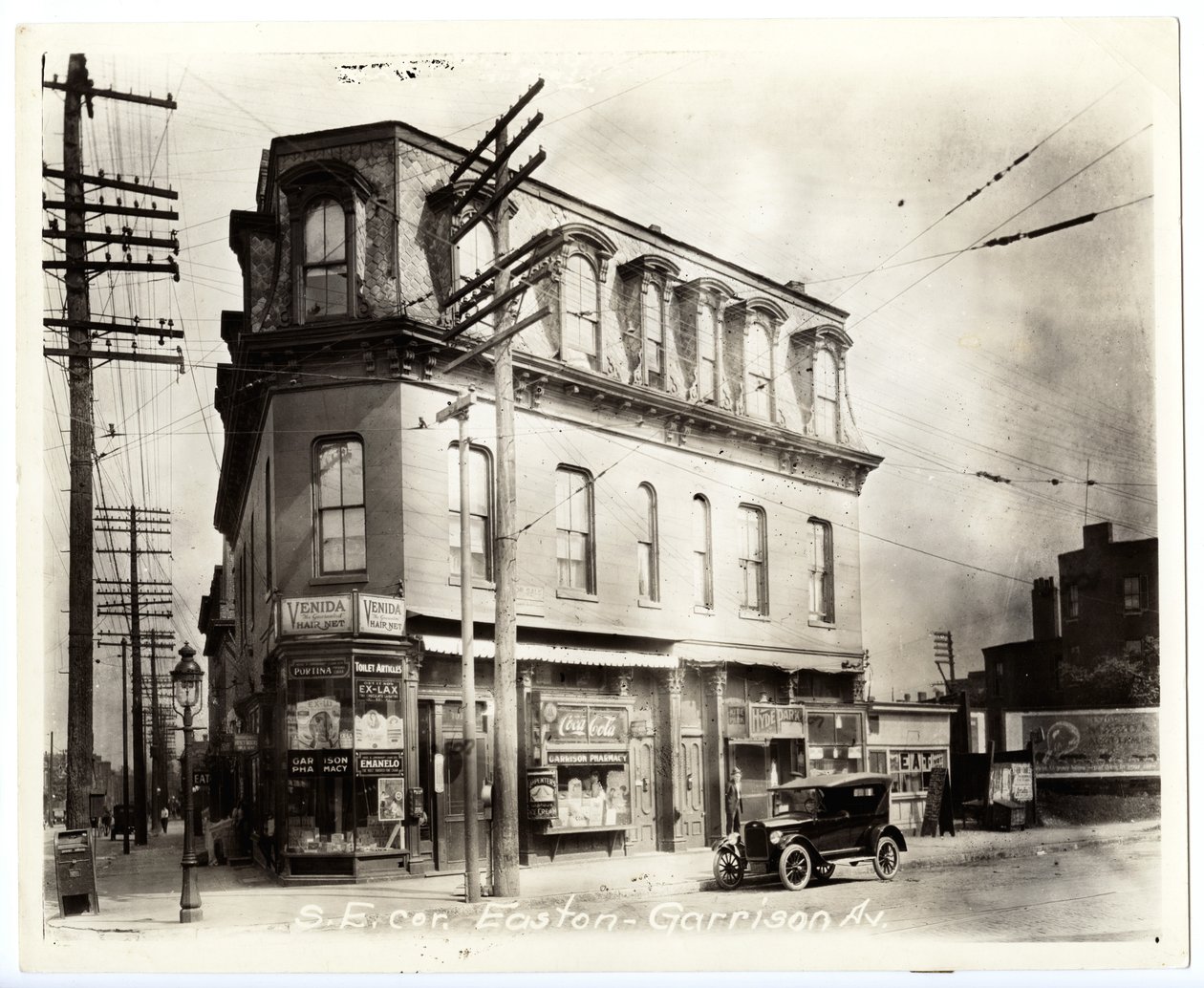 Garrison Pharmacy på det sørøstlige hjørnet av Easton og Garrison av Unknown