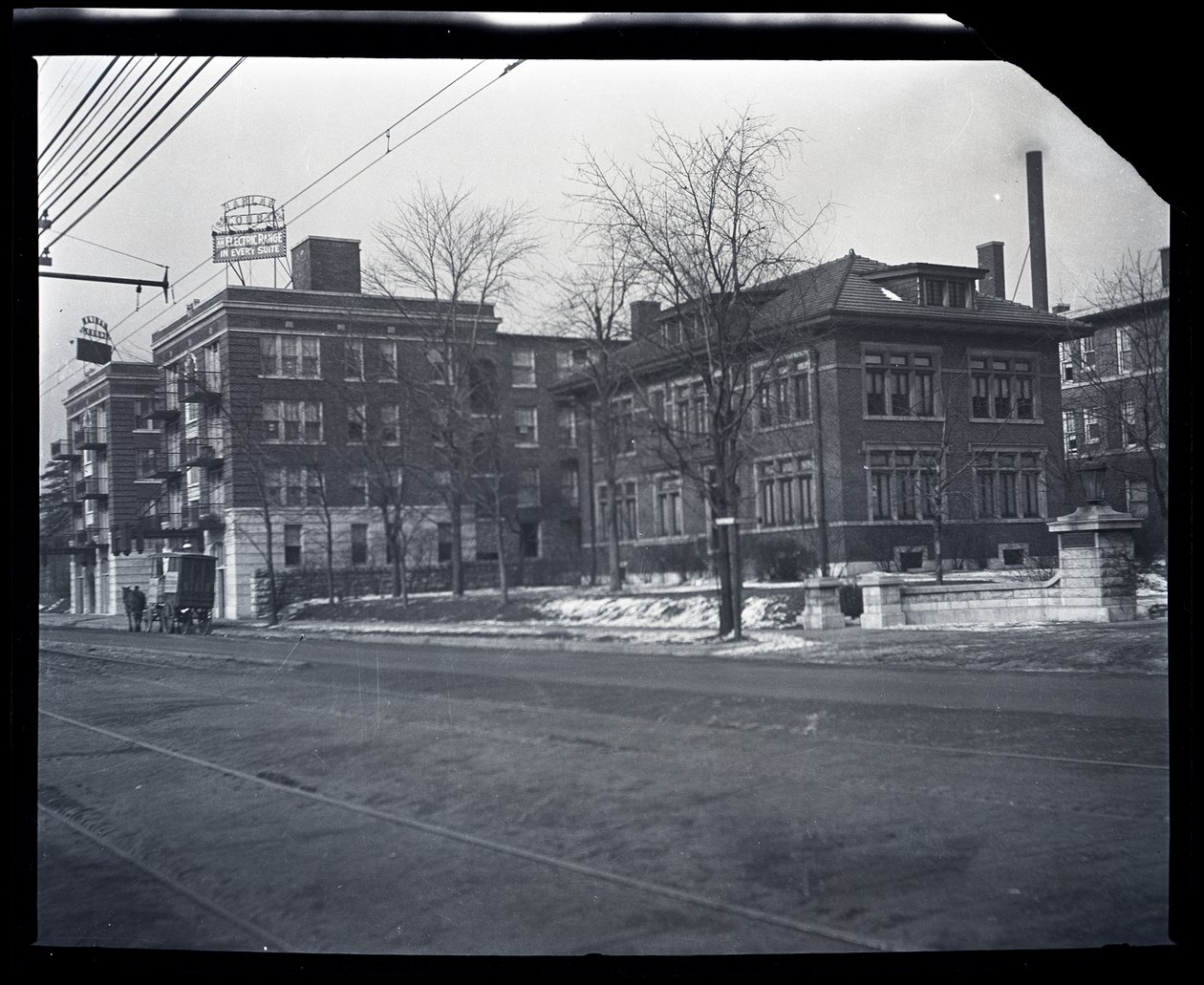 Harlan Court Apartments og et nabohus på 5457 Delmar Boulevard av Unknown
