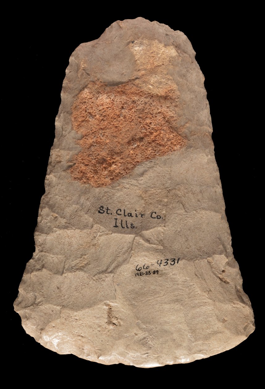 Mississippian blusset hakkeblad laget av Mill Creek chert. Denne artefakten ble samlet i St. Clair County, Illinois av Unknown