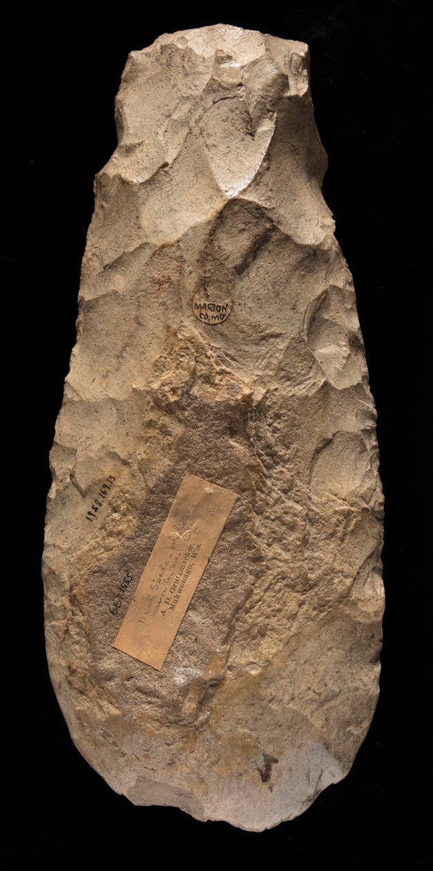 Mississippian ovalt hakkeblad laget av Mill Creek chert. Denne artefakten ble samlet i Marion County, Missouri av Unknown