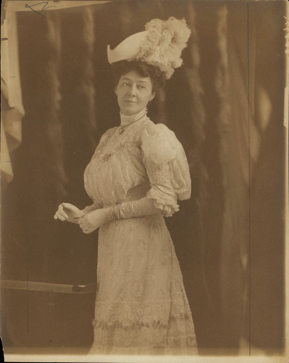 Fru Lon Stephens, født Margaret Nelson. Iført blond høyhalset kjole og plumed lue av Unknown