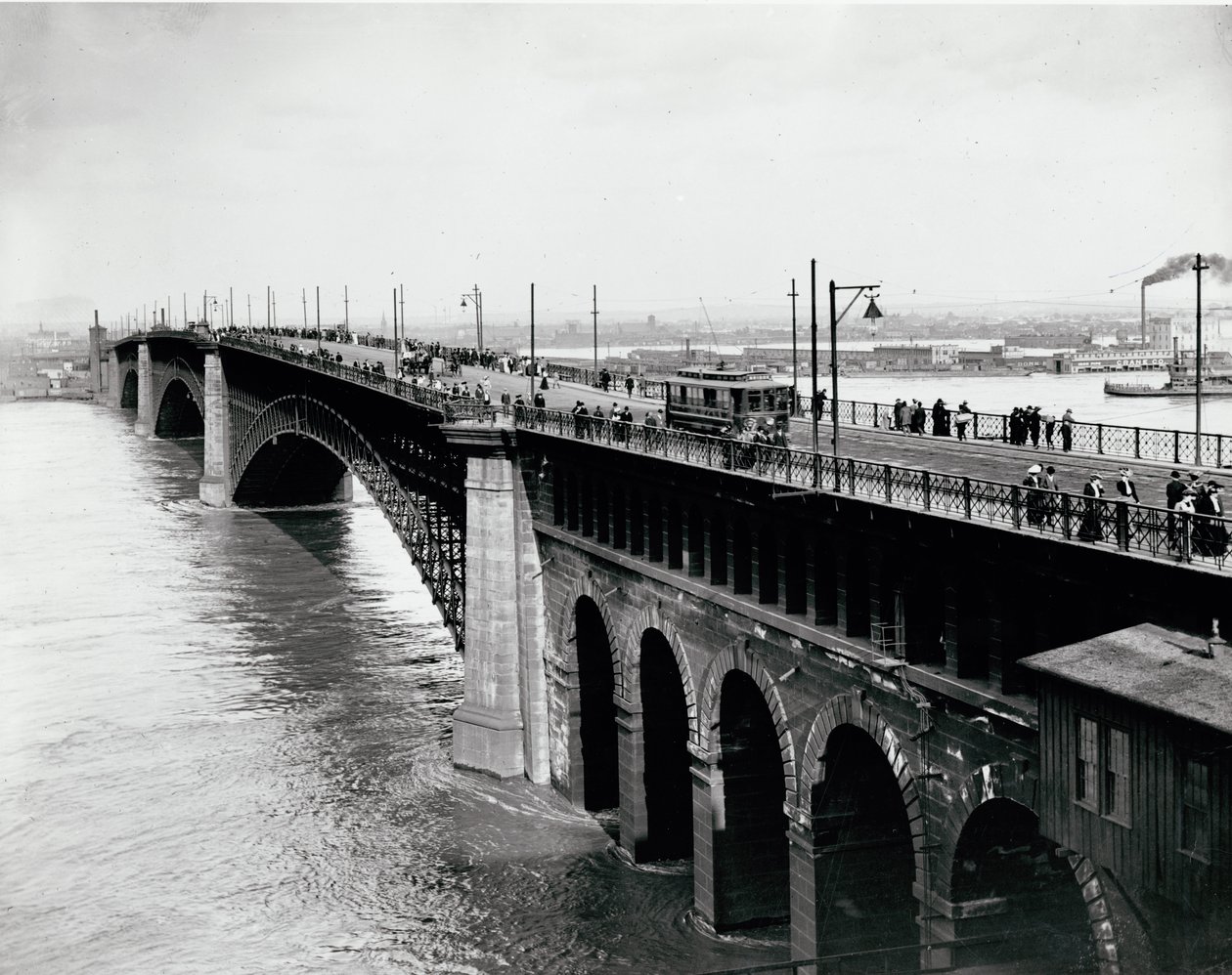 Gang- og vognstrafikk på Eads Bridge under flommen i 1903 av Unknown