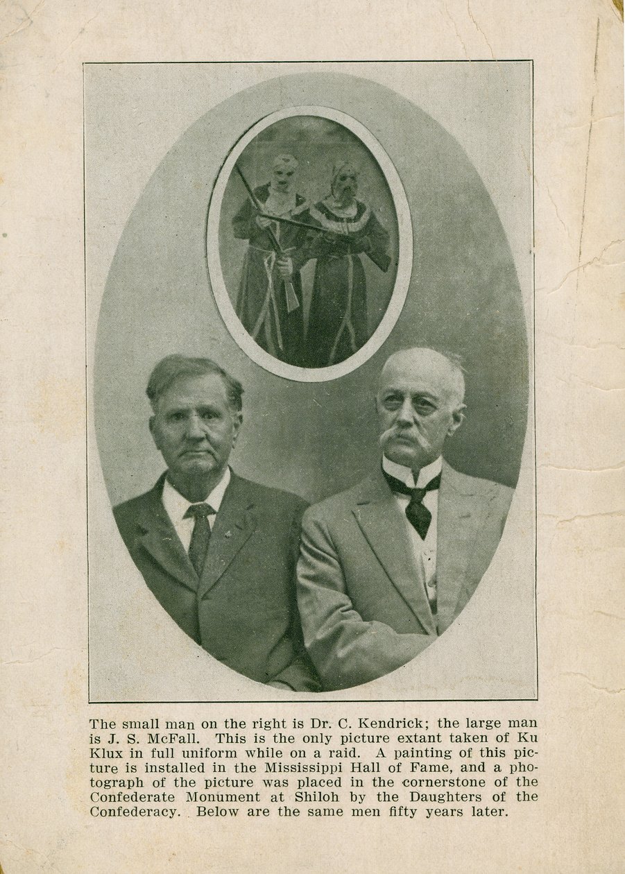 Foto av to menn i sivile drakter under et bilde av to Ku Klux Klansmen av Unknown