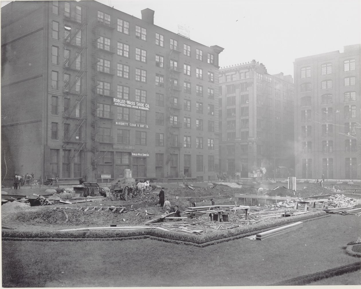 Arbeidere som installerer en fontene i Lucas Garden på fjortende og Locust Street av Unknown