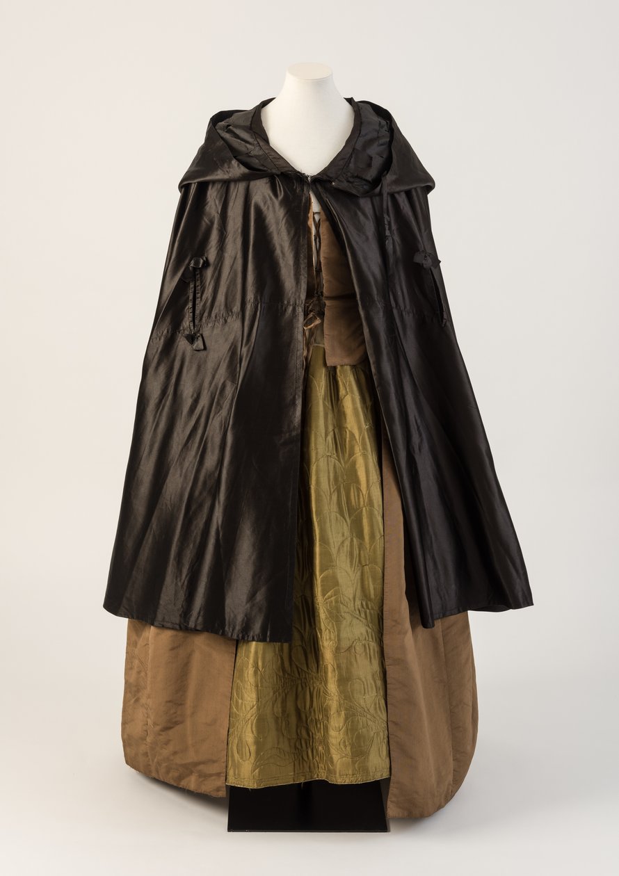 Svart silke sateng cape, båret med olivengrønn silke vattert underkjole, 1760-tallet (silke) av Unbekannt Unbekannt