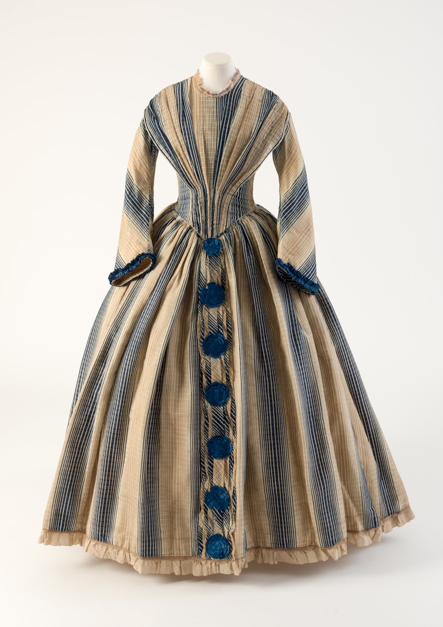 Lysebrun og blåstripet ullgazekjole med blå pom-poms, 1840-tallet (ull) av Unbekannt Unbekannt