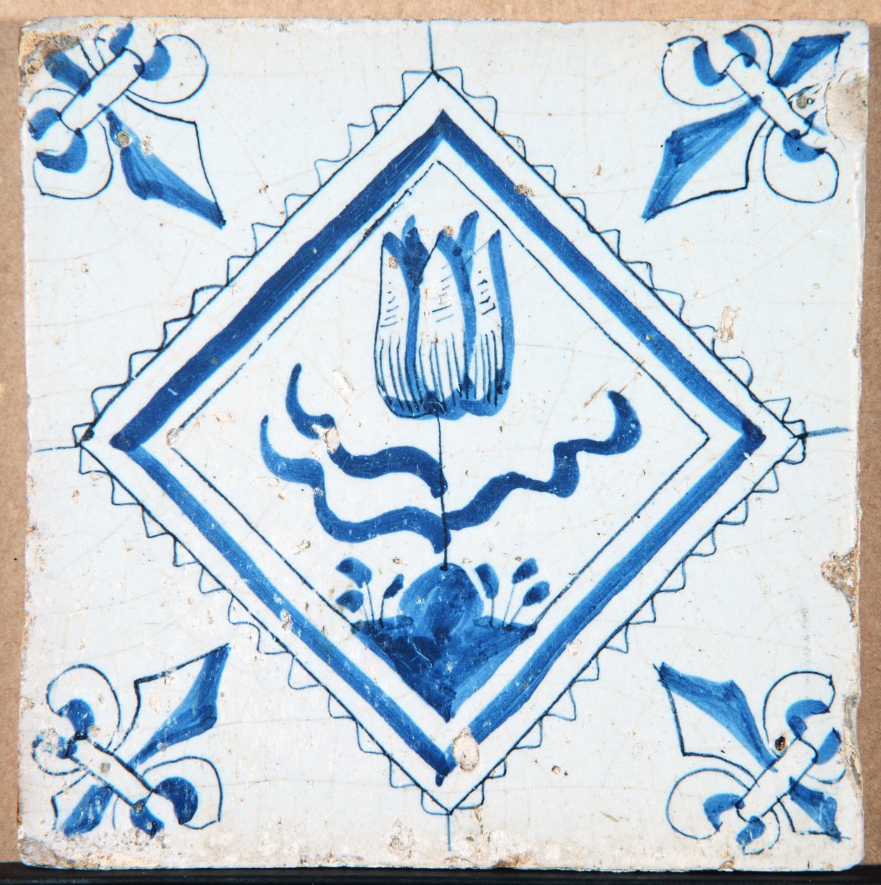 Tulipan i en diamant (med fleur-de-lis hjørner) 1620-50 (keramikk) av Unbekannt Unbekannt