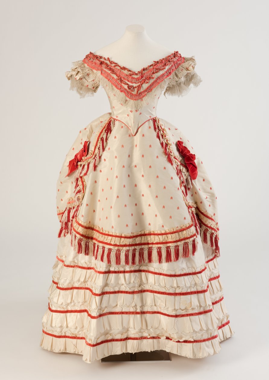 Hvit og korallrød vevd aftenkjole i silke, 1870 (silke) av Unbekannt Unbekannt