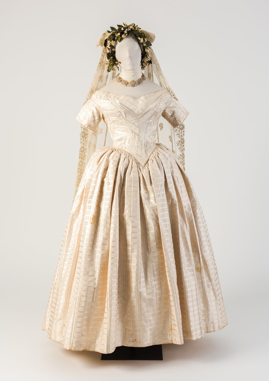Hvit vevd silke brudekjole, med brodert nett blondeslør, 1840-tallet (silke og blonder) av Unbekannt Unbekannt