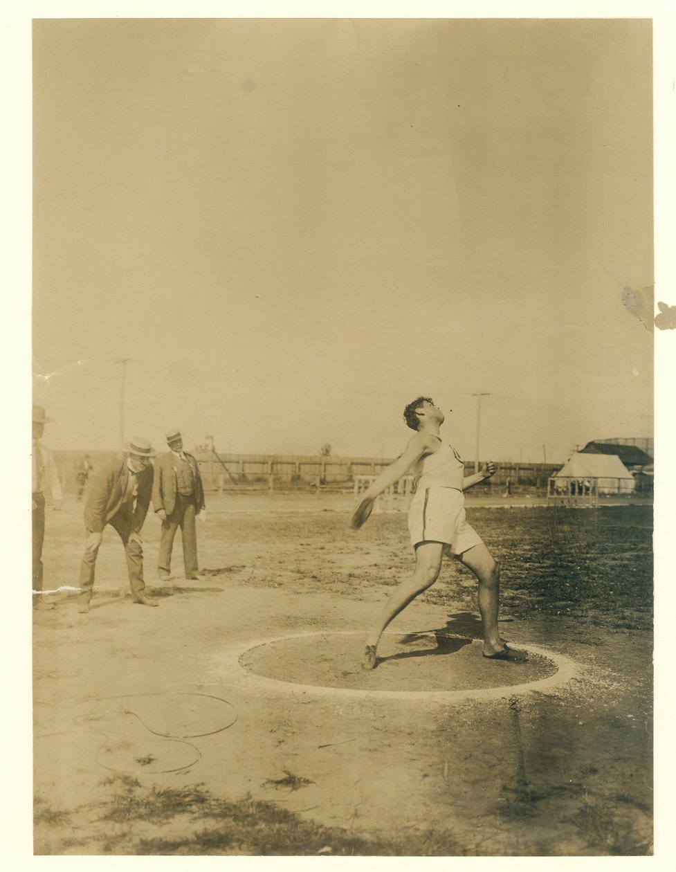 Ralph W. Rose, Chicago Athletic Association, kaster diskos av Unknown