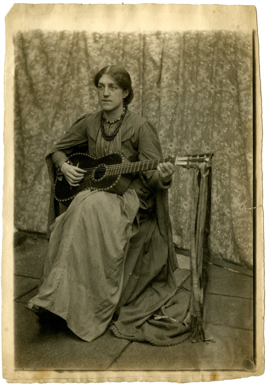 May Morris med en gitar, ca. 1886 (sepia-bilde) av Unknown