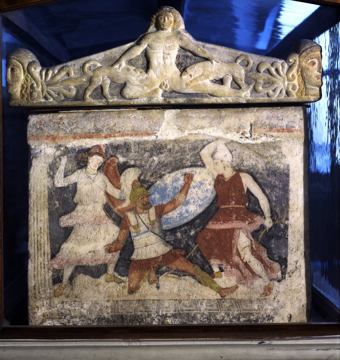 En greker som kjemper mot to amasoner fra slutten av Amazonas sarkofag, med Acteon revet i stykker av Dianas-hunder i relieff på lokket, fra Tarquinia, 4. århundre f.Kr. (tempera på alabaster) av Unknown