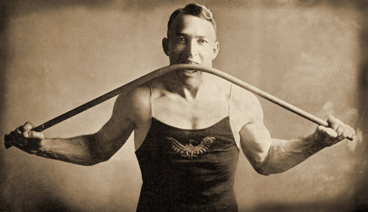 Californian Strongman Mr P. A. Linebarger bøyer en jernstang med tennene, San-Francisco ca. 1922 av Unknown