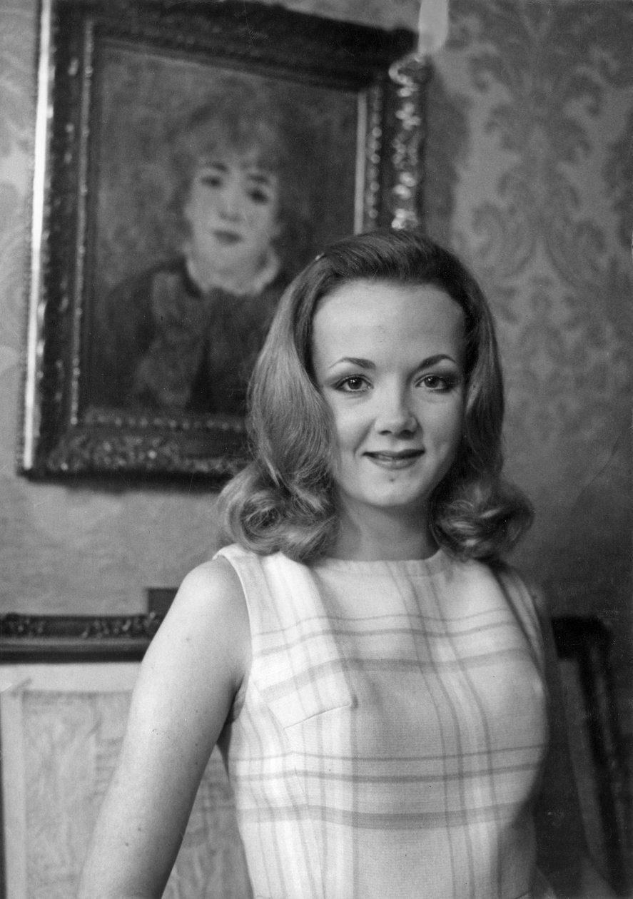 Catherine Hiegel foran lerretet av Renoir At Home French fra La Comedie Francaise etter å ha signert kontrakten hennes for rollen som hushjelp 30. januar 1969 av Unknown