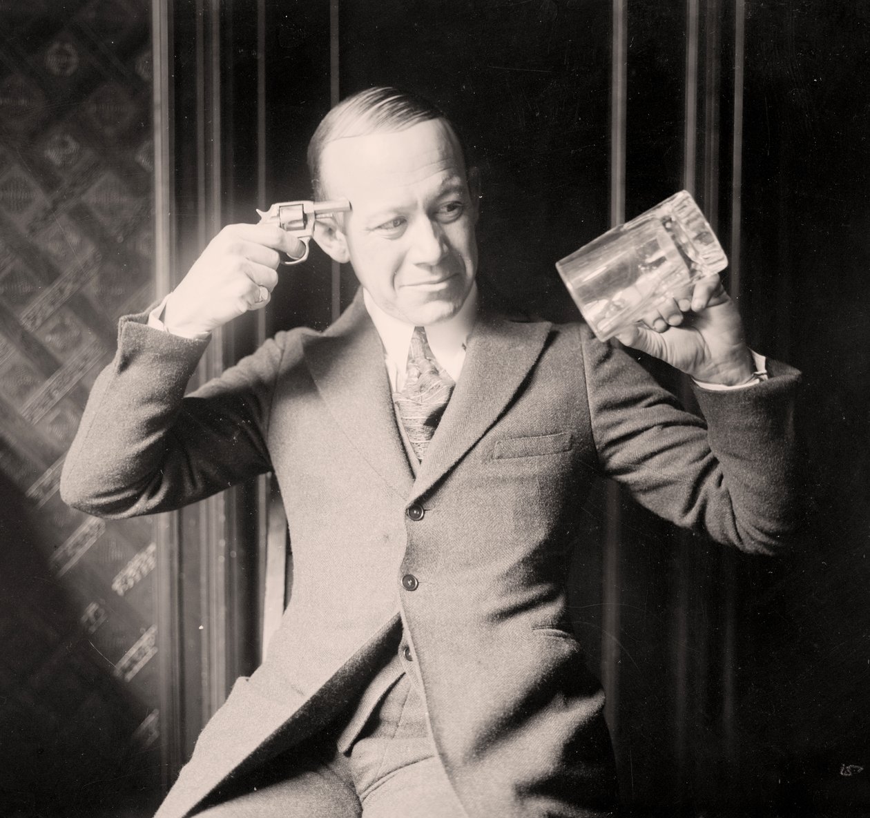 Ernie Hare etterlignet sin misnøye over forbud, ca. 1920 av Unknown
