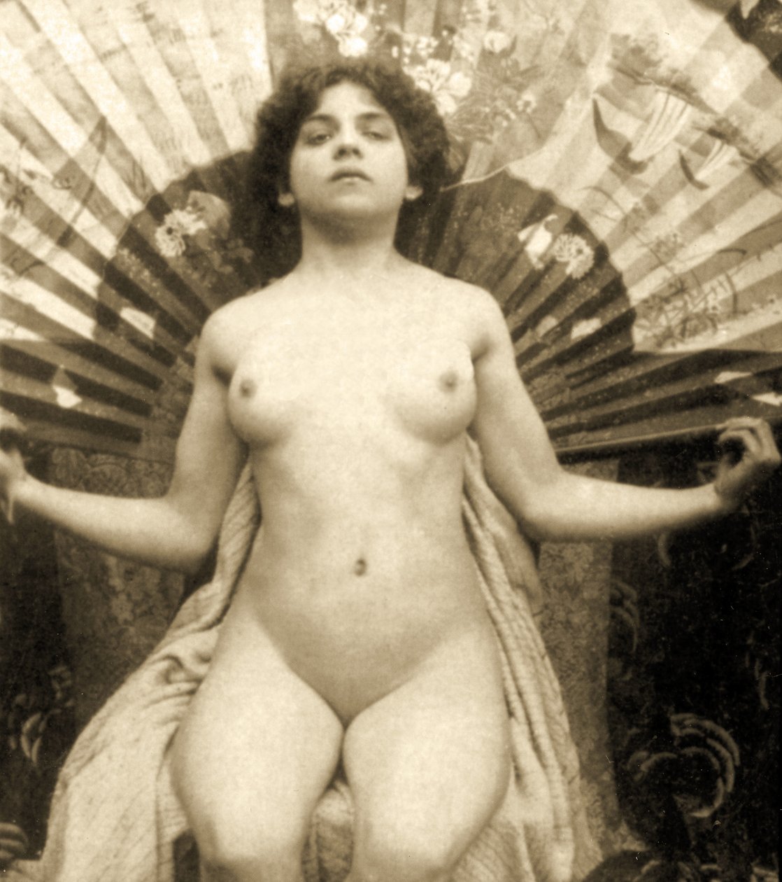Naken kvinne poserer med en stor vifte, ca. 1900 (sepia-bilde) av Unknown