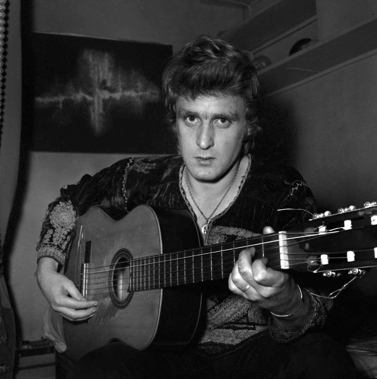 Den franske sangeren Christophe (Daniel Bevilacqua) maler et lerret hjemme, 18. november 1969 av Unknown