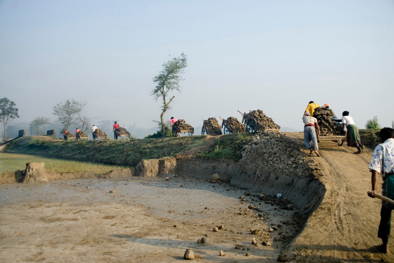 Arbeidere bærer jord på skyvevogner til murfeltet i Katiadi, Kishorganj, Bangladesh. Det er 6000-7000 mursteinsfelt i Bangladesh, vanligvis plassert utenfor byer og byer i de lavtliggende landene av Unknown