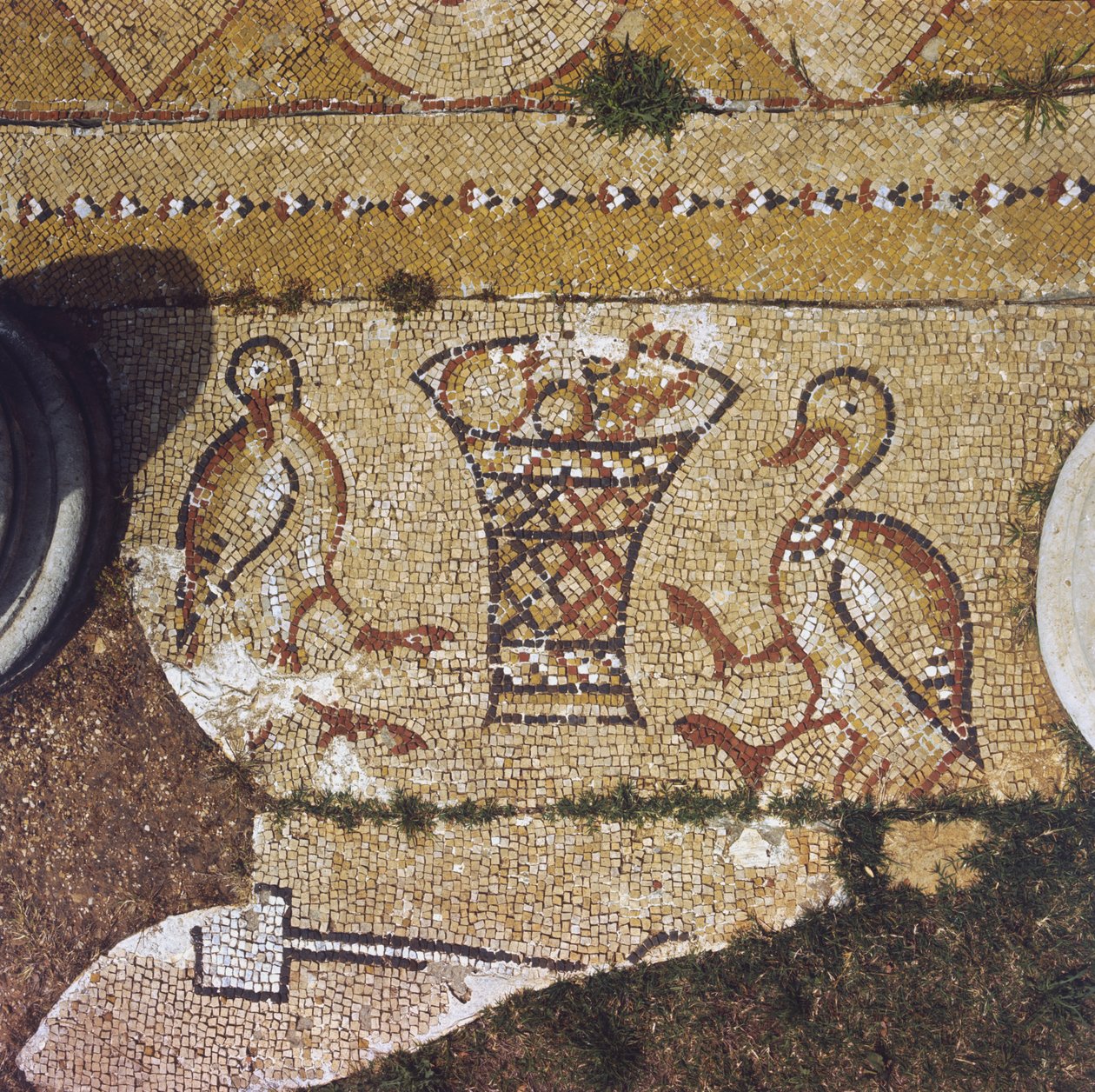 Libanon, del av en bysantinsk mosaikk blant ruinene av Beit Meri. av Unknown