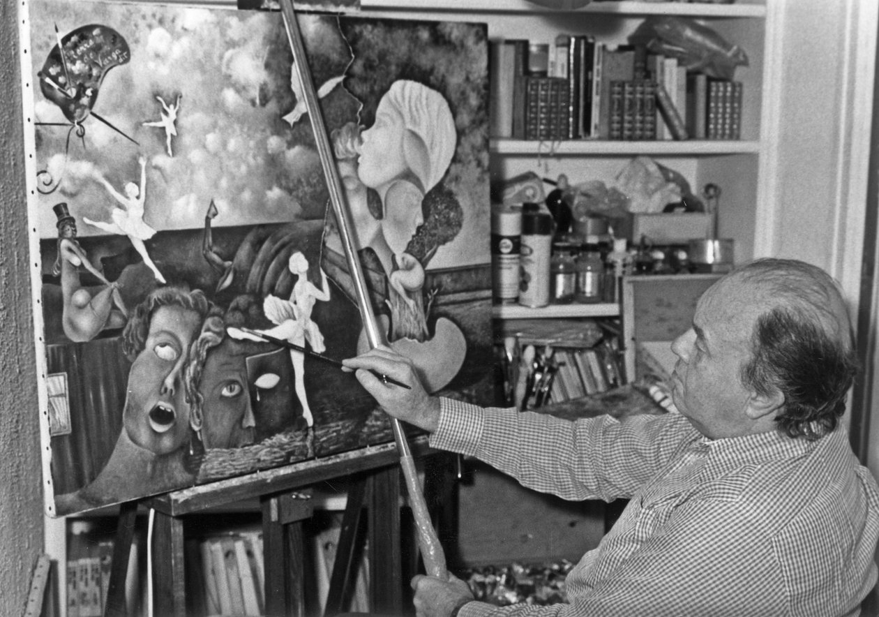 Pierre Velly Alias Pierre De Varga I sitt verksted gir en siste berøring til en av lerretene hans 11. april 1986 av Unknown