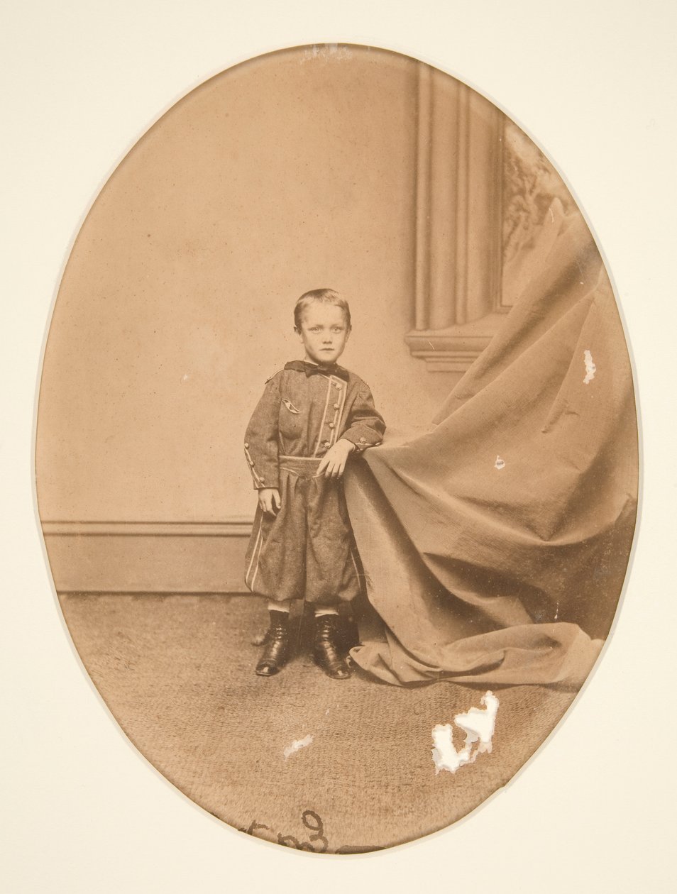Portrett av en stående gutt av Unknown