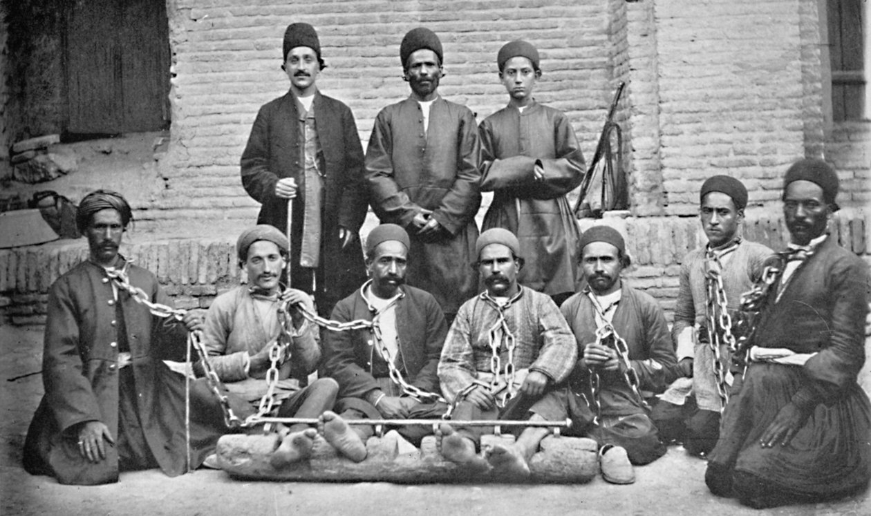 Fanger og fanger i en fengselsgård, Nahavand, Persia, 1902 av Unknown