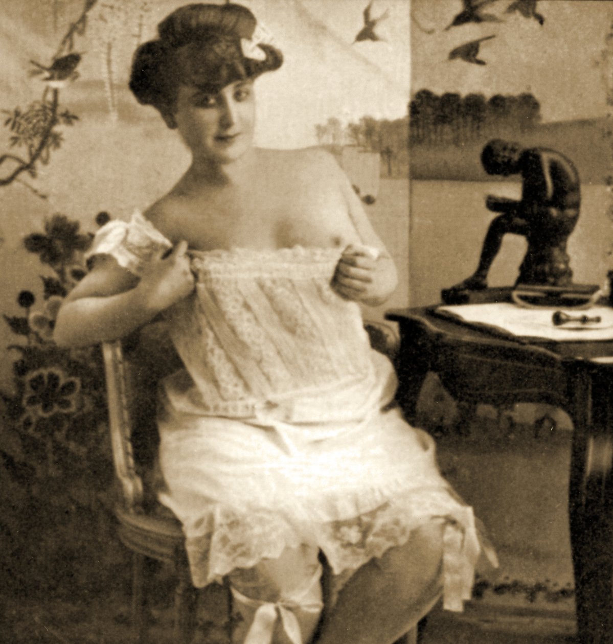 Ung kvinne viser en blonde-kjemi, ca. 1900 av Unknown