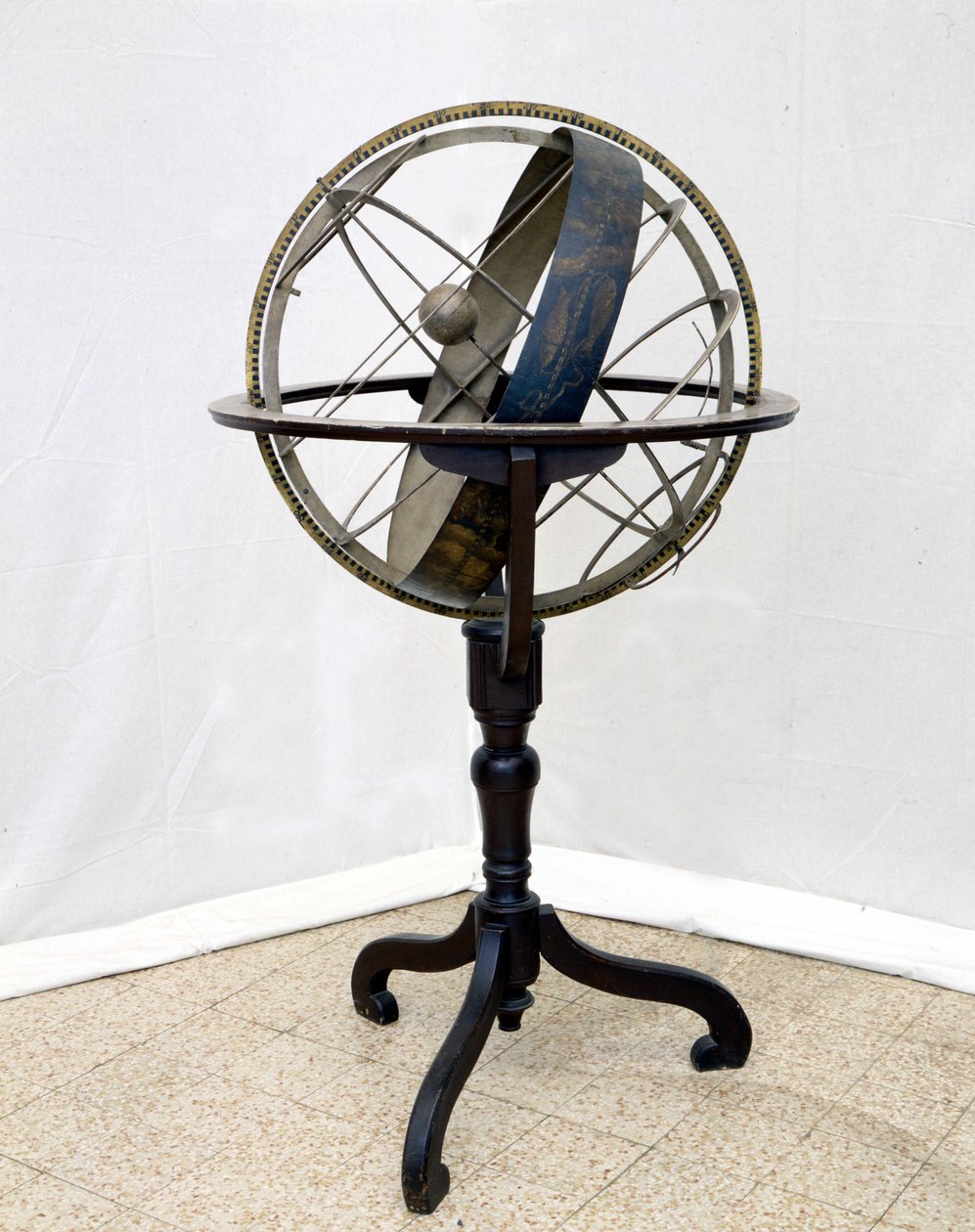 Armillarsfære fra 1600-tallet: Milano, Nasjonalmuseet for vitenskaper og teknikker. av Unknown artist