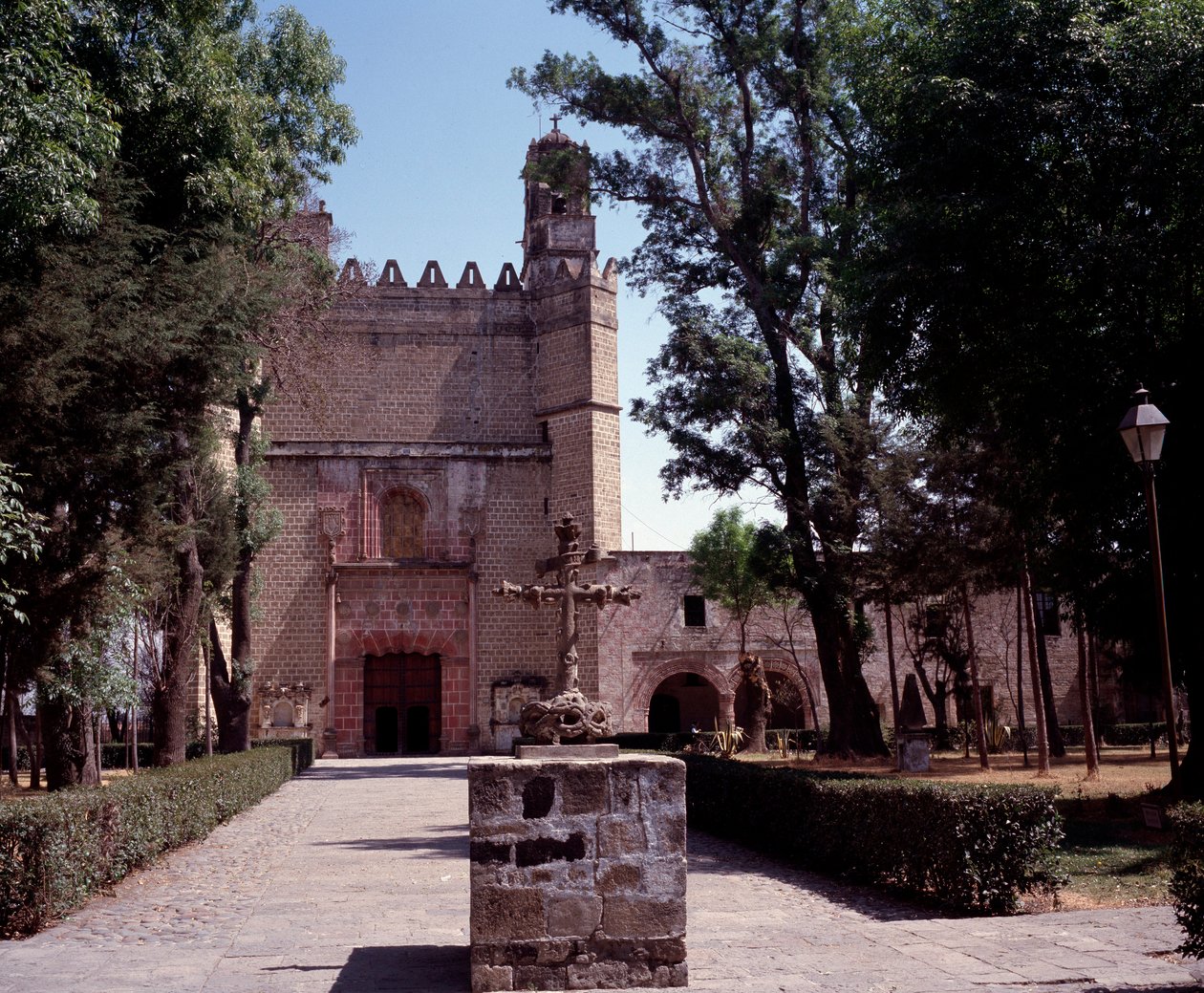 Art Mexico: utsikt over Augustinerklosteret (klosteret San Augustin Acolman) fra 1571. Korset er laget av Tequitquis urfolkskunstnere. Mexico. Acolman av Unknown artist