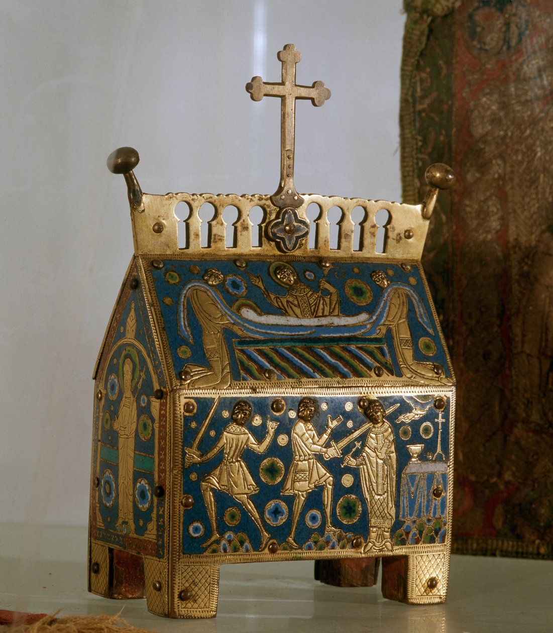 Kunstverk: relikvieskrin i e-post, gull og kobber av Saint Thomas Becket (1118-1170), erkebiskop av Canterbury - Det er dekorert for representasjoner av attentatet på erkebiskopen 29.12.1170 i Cantorbery Cathedral og hans begravelse (emalje, gyllen) og co av Unknown artist