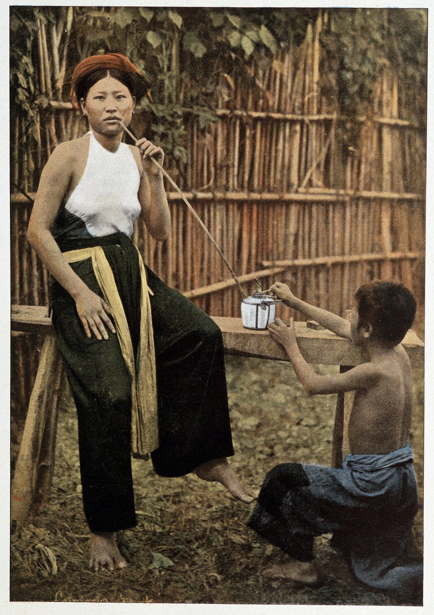Asiatisk kvinne som røyker opium, rundt 1898 av Unknown artist