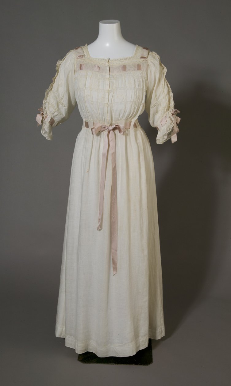 Bertha Palmers nattkjole, ca. 1880 (sett forfra), hvit bomull, blonder, broderi og silkebånd. av Unknown artist