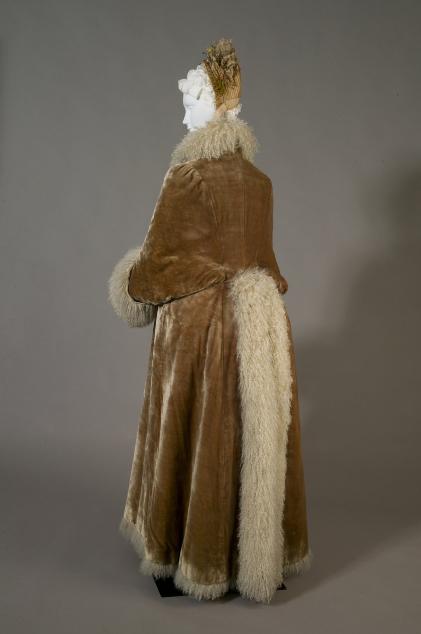 Bertha Palmers vinterfrakk, ca. 1885 (skrå bakoversikt), Silkefløyel og lammeull. av Unknown artist