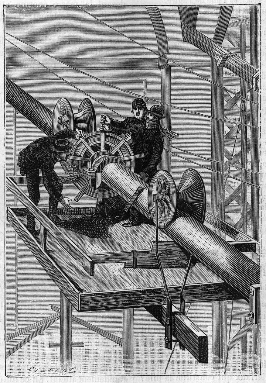Bygging av Brooklyn Bridge i New York: Maskin som brukes til å dekke de 19 sekundærkablene med spiral ståltråd til en enkelt kabel. Gravering fra 1883. av Unknown artist