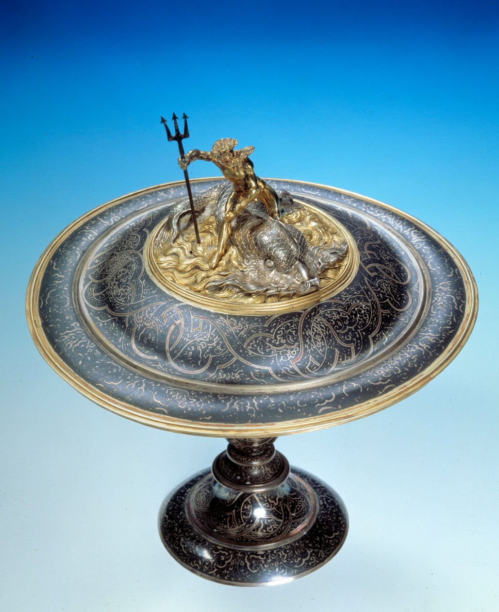 Koppen dekket av sølvnielle og gull toppet av en statuett av Neptun. Paris sent på 1500-tallet. Museet Louvre av Unknown artist