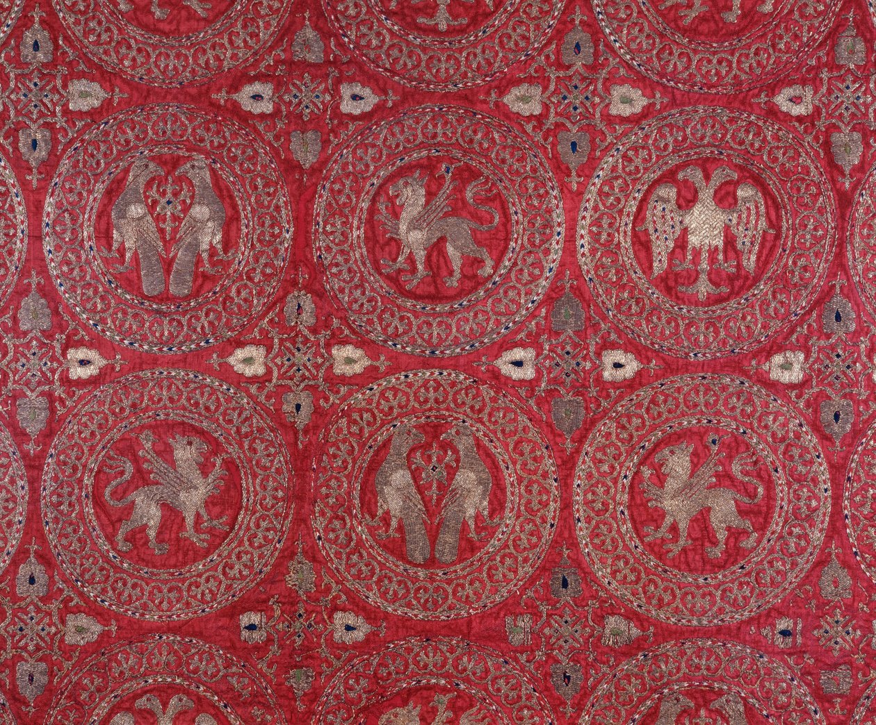 Detalj av kirkelig draktstoff i lilla silke fra Kypros som representerer fantastiske dyr (religiøs lilla silkevane fra Kypros med fantastiske dyr) Museo della Cattedrale Anagni fra 1200-tallet, Italia av Unknown artist
