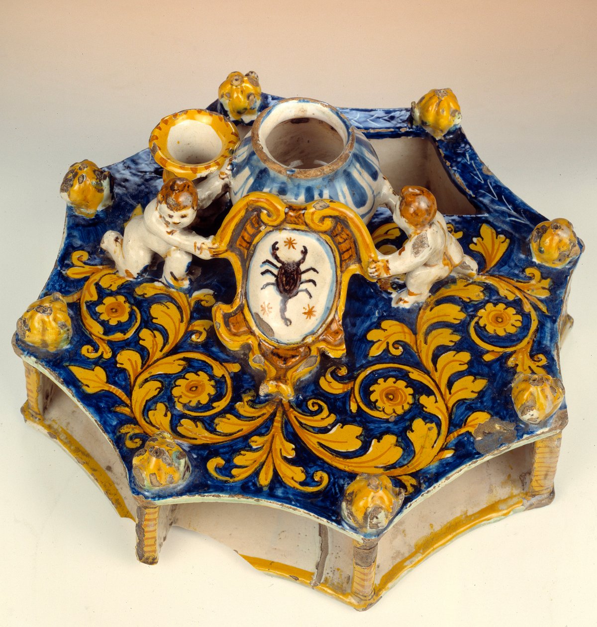 Åttedelt skrift laget i majolic (maiolica) i mørkeblå, gule og blekgrønne farger. 1560-1570 Enouen, Nasjonalt renessansemuseum av Unknown artist
