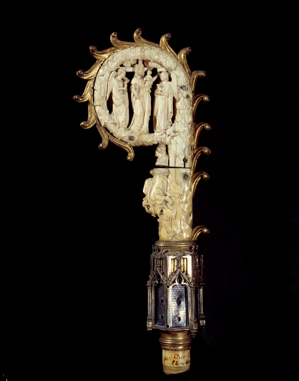 Eveque-lager i kobber, gullmetall og elfenben som representerer Jomfruen mellom to engler. 1300 rundt Paris, nasjonalmuseet for middelalderen, termalbadene i Cluny av Unknown artist