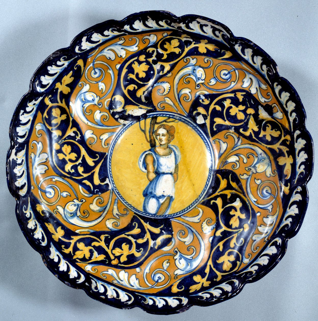 Godronnee fajansekopp dekorert av en angelot. Paris fra 1500-tallet, Louvre-museet av Unknown artist