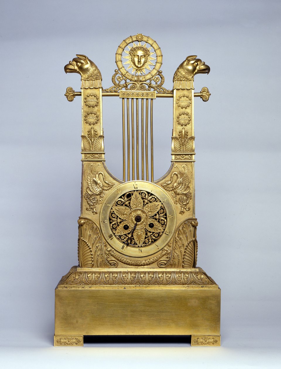 Harpeformet peisklokke. av Unknown artist